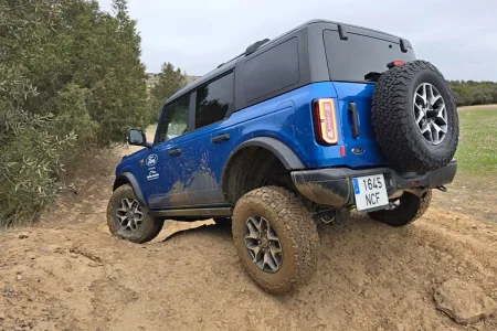 2025-ford-bronco-masia-pelarda-off-road-spanelsko-14