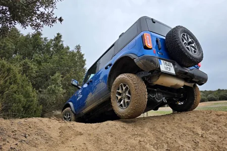 2025-ford-bronco-masia-pelarda-off-road-spanelsko-15