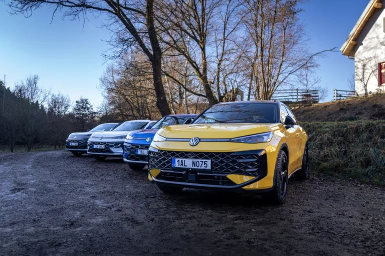 Nový Volkswagen T-Roc už je možné objednávat i v ČR. Je celkově větší, má větší kufr i víc výbavy. Cena je od 699 tisíc