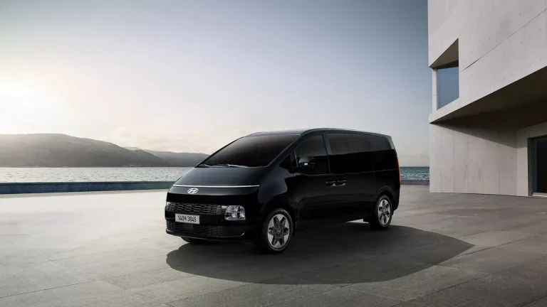 Hyundai Staria má po faceliftu. MPV dostalo decentně přepracovanou kabinu, nový podvozek i pohonné ústrojí