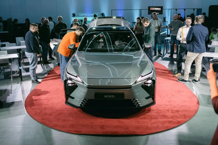 Nový Lexus ES dorazil do Česka. Je větší než kdy dřív a poprvé se nabízí jako hybrid s pohonem všech kol i jako elektromobil