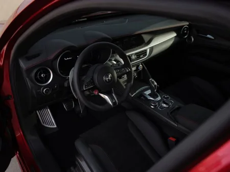 alfa-romeo-stelvio-quadrifoglio-collezione-2025-4