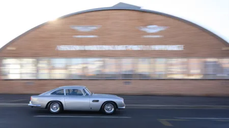 aston-martin-db5-vantage-po-renovaci-10