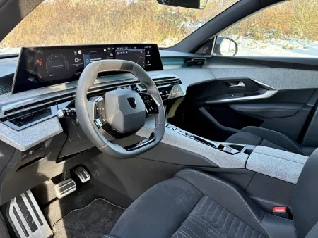 test-peugeot-5008-gt-hybrid-145-e-dcs6-2025-45