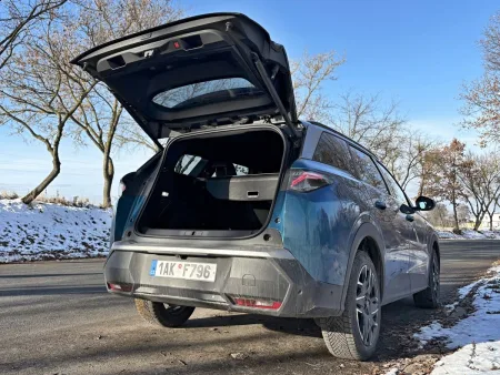 test-peugeot-5008-gt-hybrid-145-e-dcs6-2025-55