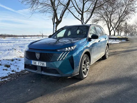 test-peugeot-5008-gt-hybrid-145-e-dcs6-2025-40