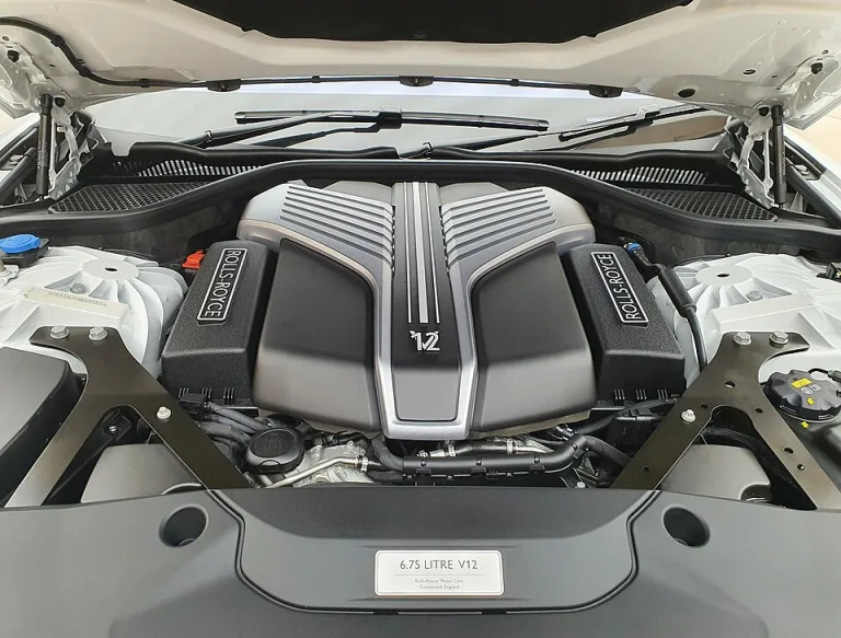 rolls_royce_ghost_black_badge_v12_engine
