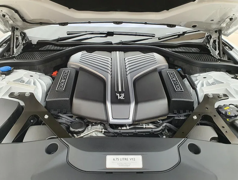 rolls_royce_ghost_black_badge_v12_engine
