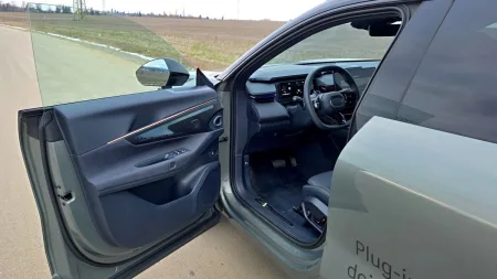 test-lynk-co-08-plug-in-hybrid-2026-17