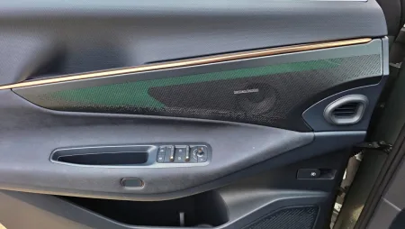 test-lynk-co-08-plug-in-hybrid-2026-18