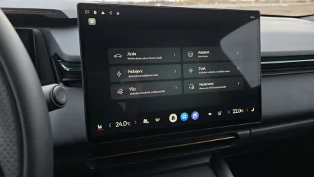 test-lynk-co-08-plug-in-hybrid-2026-25