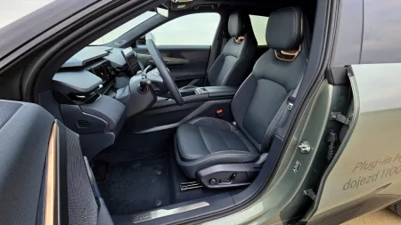 test-lynk-co-08-plug-in-hybrid-2026-30