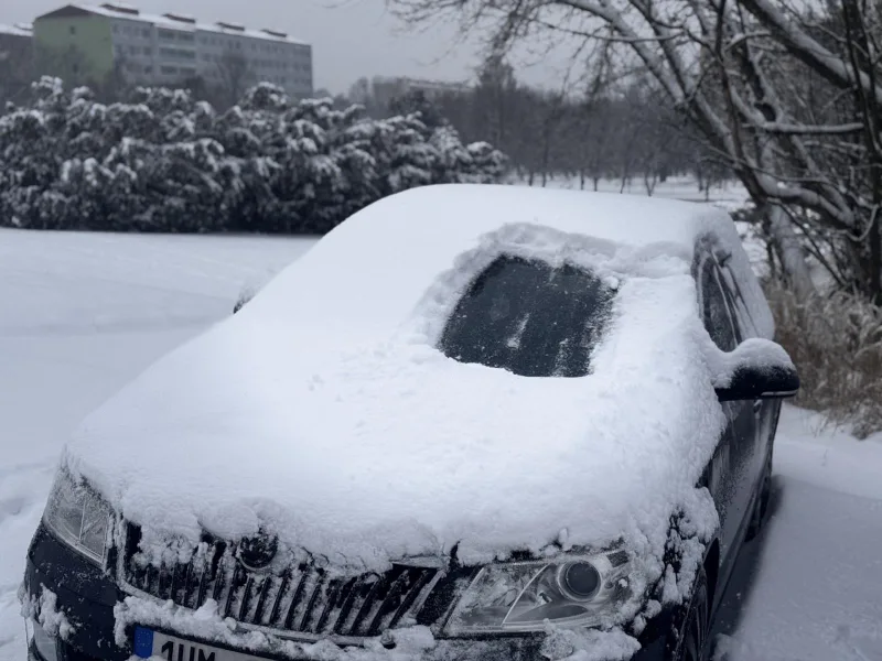 zasnezene-auto-policie