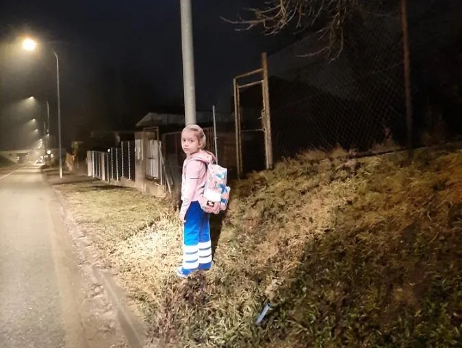 cedule-dite-u-silnice-policie