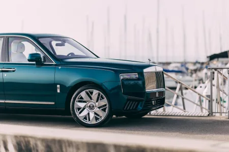 2026-rolls-royce-presents-cullinan-yachting-3