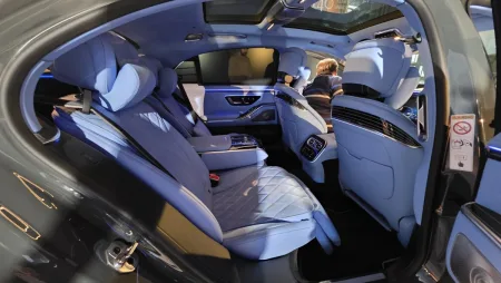 2026-mercedes-benz-tridy-s-facelift-v-praze-24