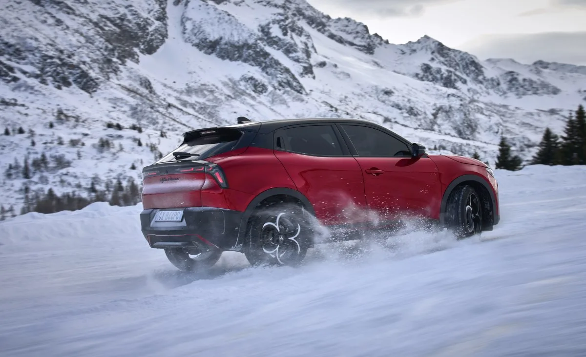 alfa-romeo-junior-ibrida-q4-zadek