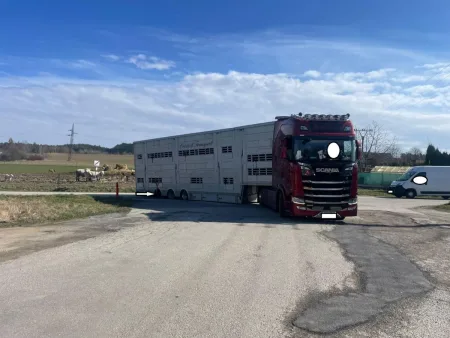 policie-silnicni_kontrola-kamion-s-privesem-bez-kola-1