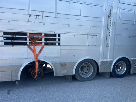 policie-silnicni_kontrola-kamion-s-privesem-bez-kola-2