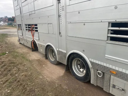 policie-silnicni_kontrola-kamion-s-privesem-bez-kola-3