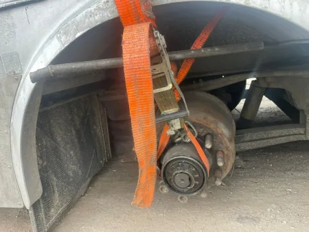 policie-silnicni_kontrola-kamion-s-privesem-bez-kola-4