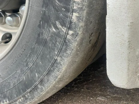 policie-silnicni_kontrola-kamion-s-privesem-bez-kola-6