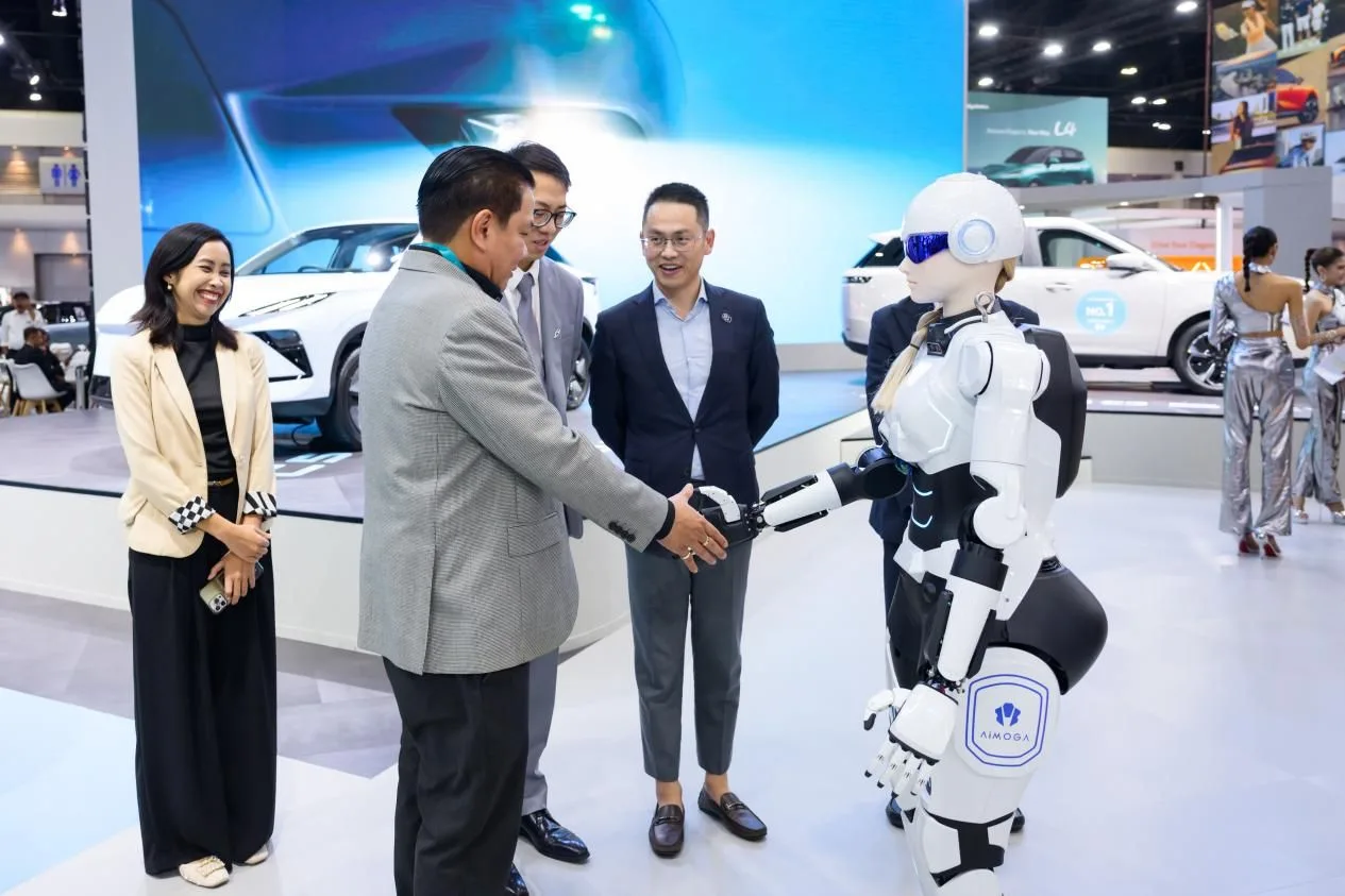 humanoidni-robot-mornine-od-aimoga-na-bangkok-international-motor-show