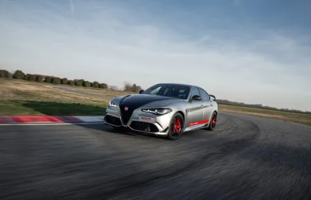 alfa-romeo-giulia-quadrifoglio-luna-rossa-na-okruhu-1