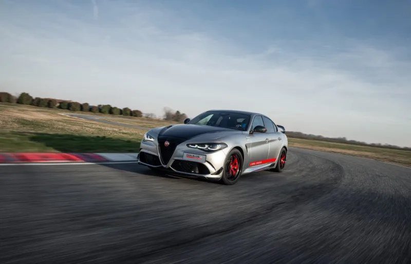 alfa-romeo-giulia-quadrifoglio-luna-rossa-na-okruhu-1