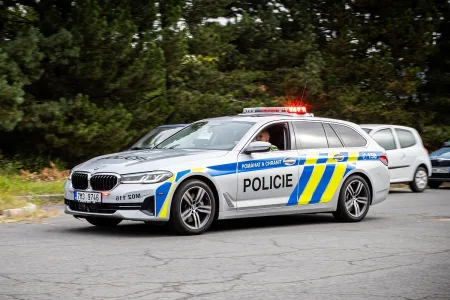 policie-bmw-540i-majaky