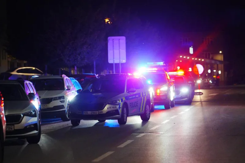 policie-cr-blikajici-majaky-ve-tme