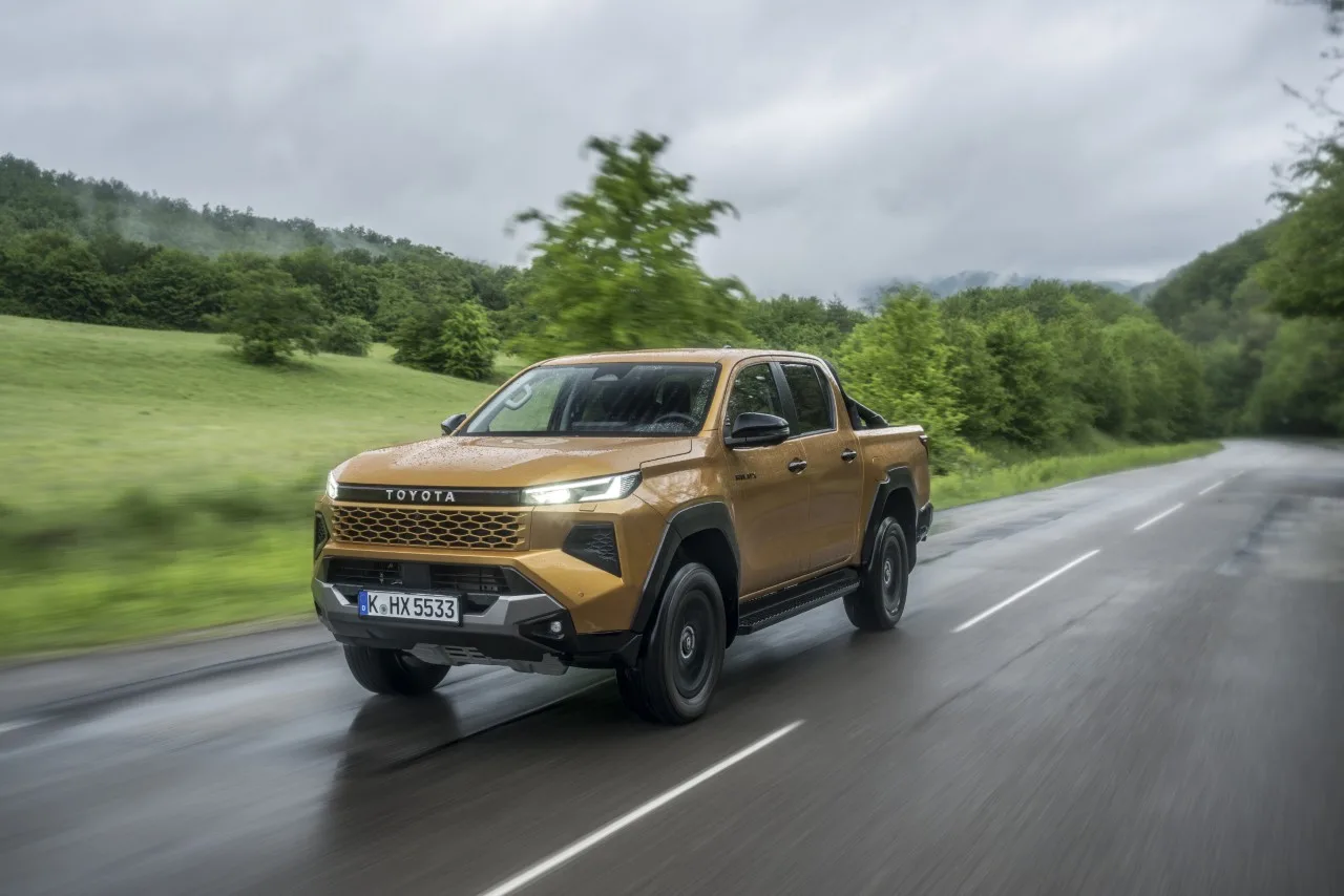 2026-toyota-hilux-hybrid-48v-invincible-3