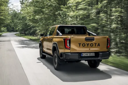 2026-toyota-hilux-hybrid-48v-invincible-4