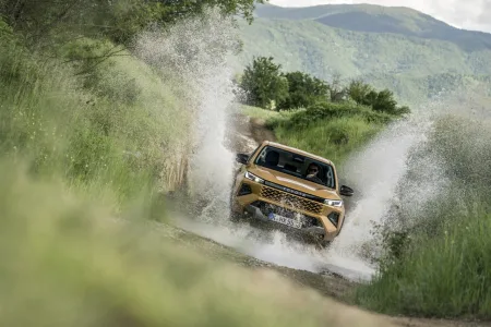 2026-toyota-hilux-hybrid-48v-invincible-5