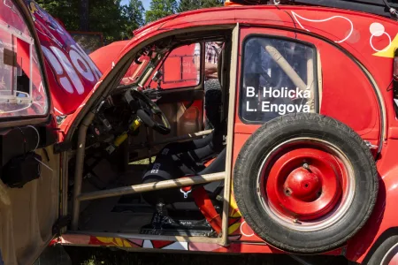 duckar-citroen-2cv-rally-dakar-2027-barbora-holicka-lucie-engova-6