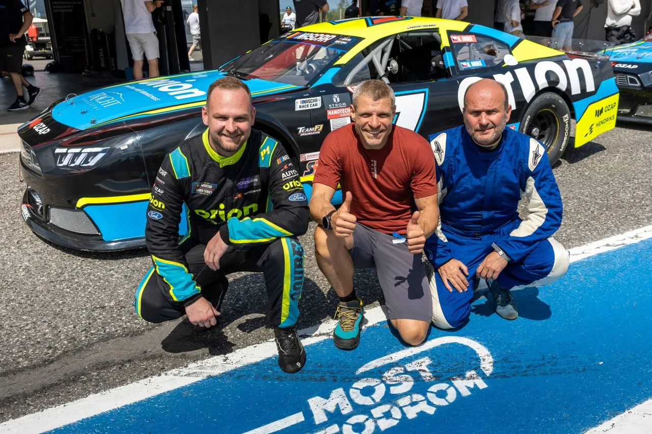 dalibor-gondik-a-tomas-sebek-nascar-ford-mustang-autodrom-most-1