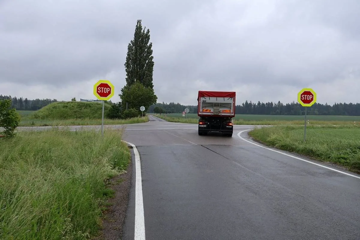 krizovatka-silnic-ii_360-a-iii_36019-u-dolniho-ujezdu-na-svitavsku