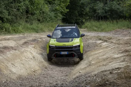 2026-jeep-avenger-4xe-facelift-prvni-jizda-10