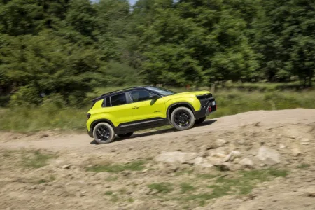 2026-jeep-avenger-4xe-facelift-prvni-jizda-11