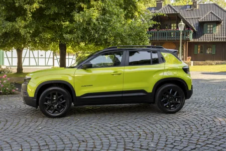 2026-jeep-avenger-4xe-facelift-prvni-jizda-2