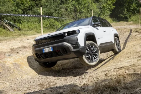 2026-jeep-compass-4xe-prvni-jizda-11