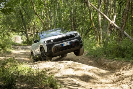 2026-jeep-compass-4xe-prvni-jizda-12