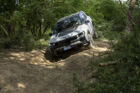 2026-jeep-compass-4xe-prvni-jizda-14