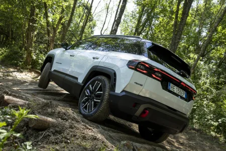 2026-jeep-compass-4xe-prvni-jizda-15