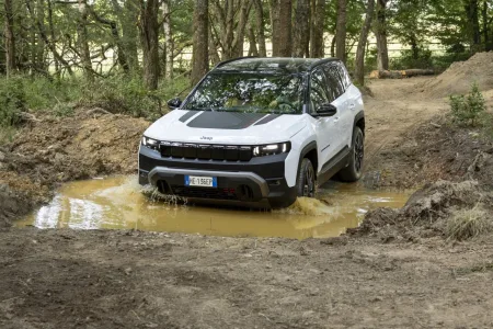2026-jeep-compass-4xe-prvni-jizda-16
