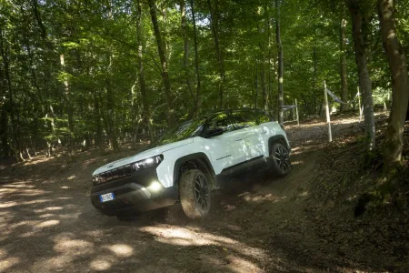 2026-jeep-compass-4xe-prvni-jizda-17