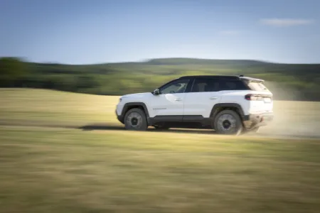 2026-jeep-compass-4xe-prvni-jizda-21