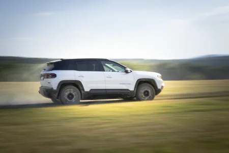 2026-jeep-compass-4xe-prvni-jizda-22