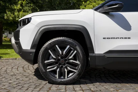 2026-jeep-compass-4xe-prvni-jizda-3