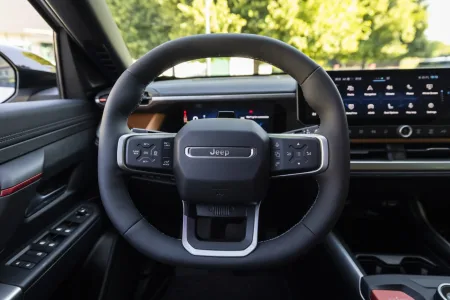2026-jeep-compass-4xe-prvni-jizda-8